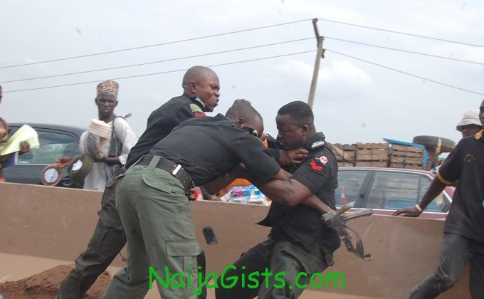 Nigerian-Police-fighting-over-bribe naijagists.com