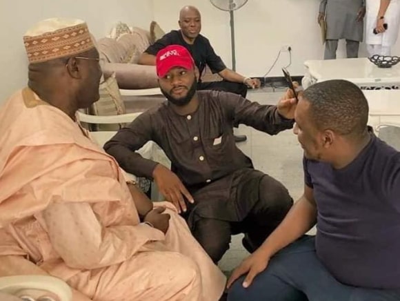 buhari fan ordered remove hat meeting atiku